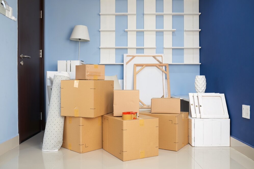 room-with-moving-boxes_1098-17201